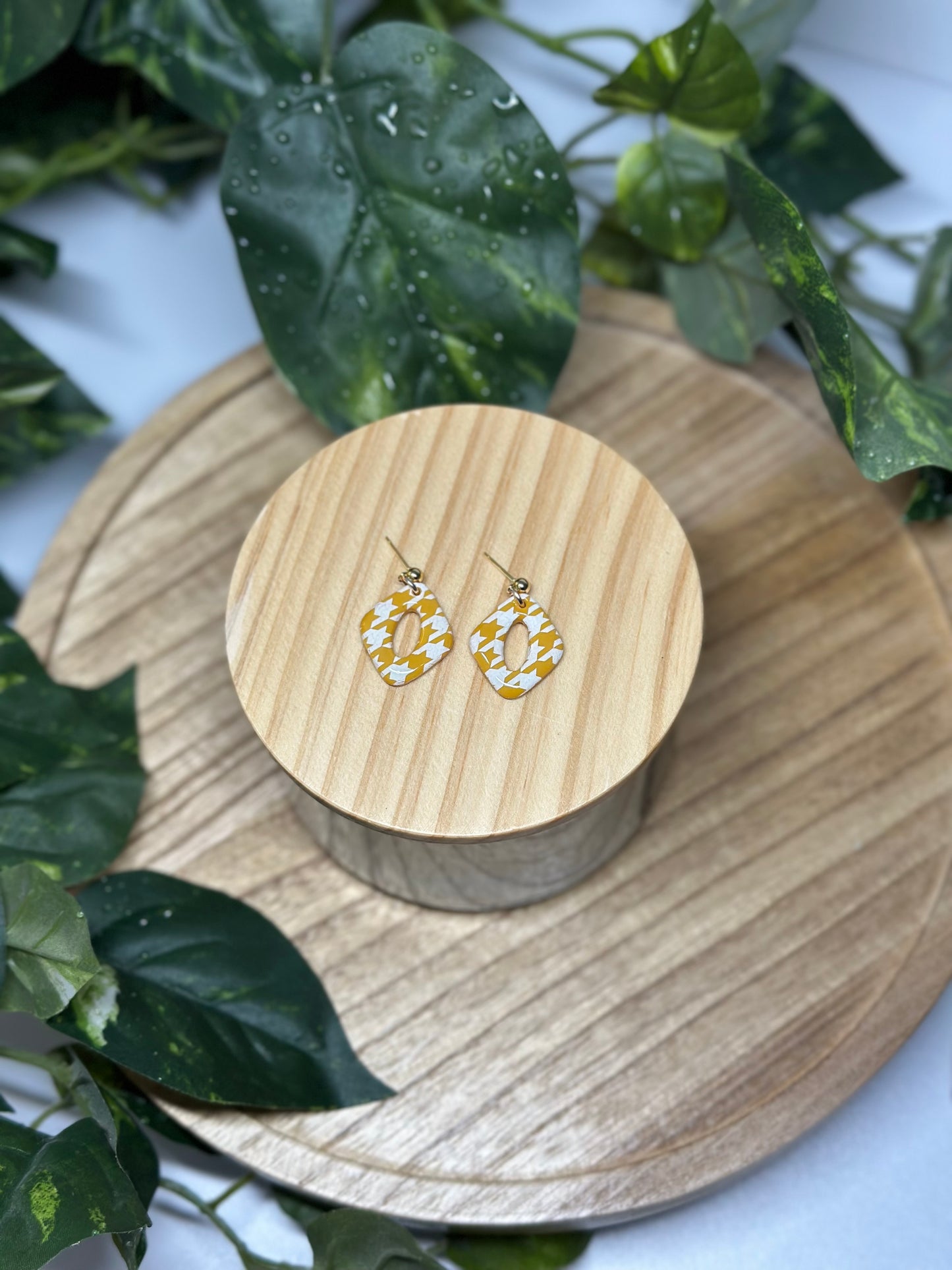 Curvy Small Cutout Rhombus Earrings - Mustard & White Houndstooth