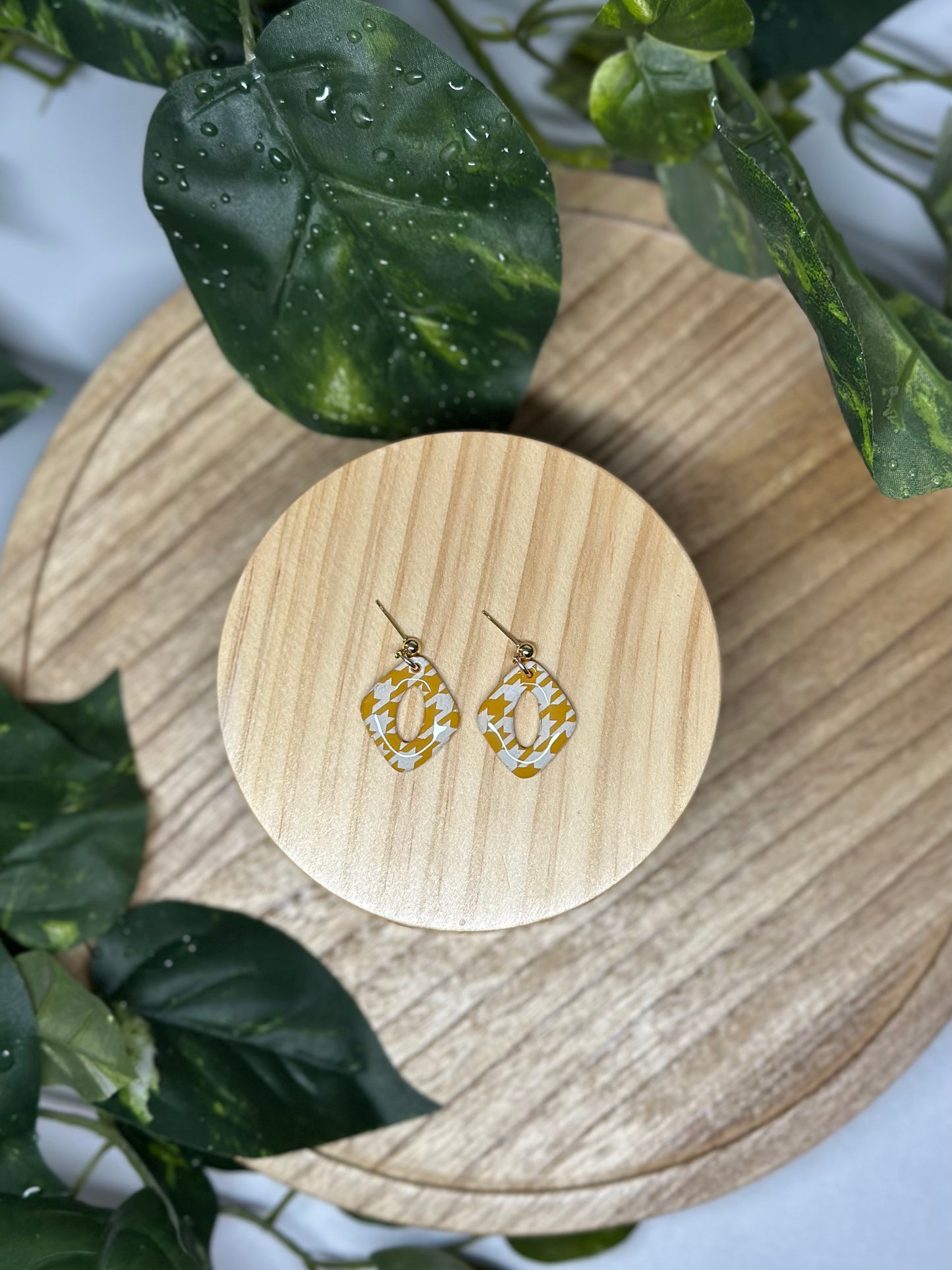 Curvy Small Cutout Rhombus Earrings - Mustard & White Houndstooth