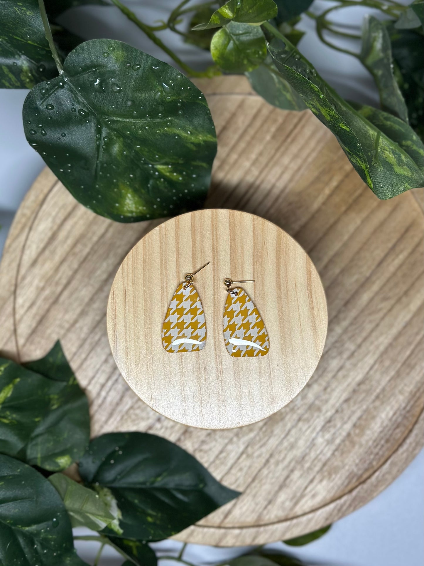 Curvy Triangle Earrings - Mustard & White Houndstooth