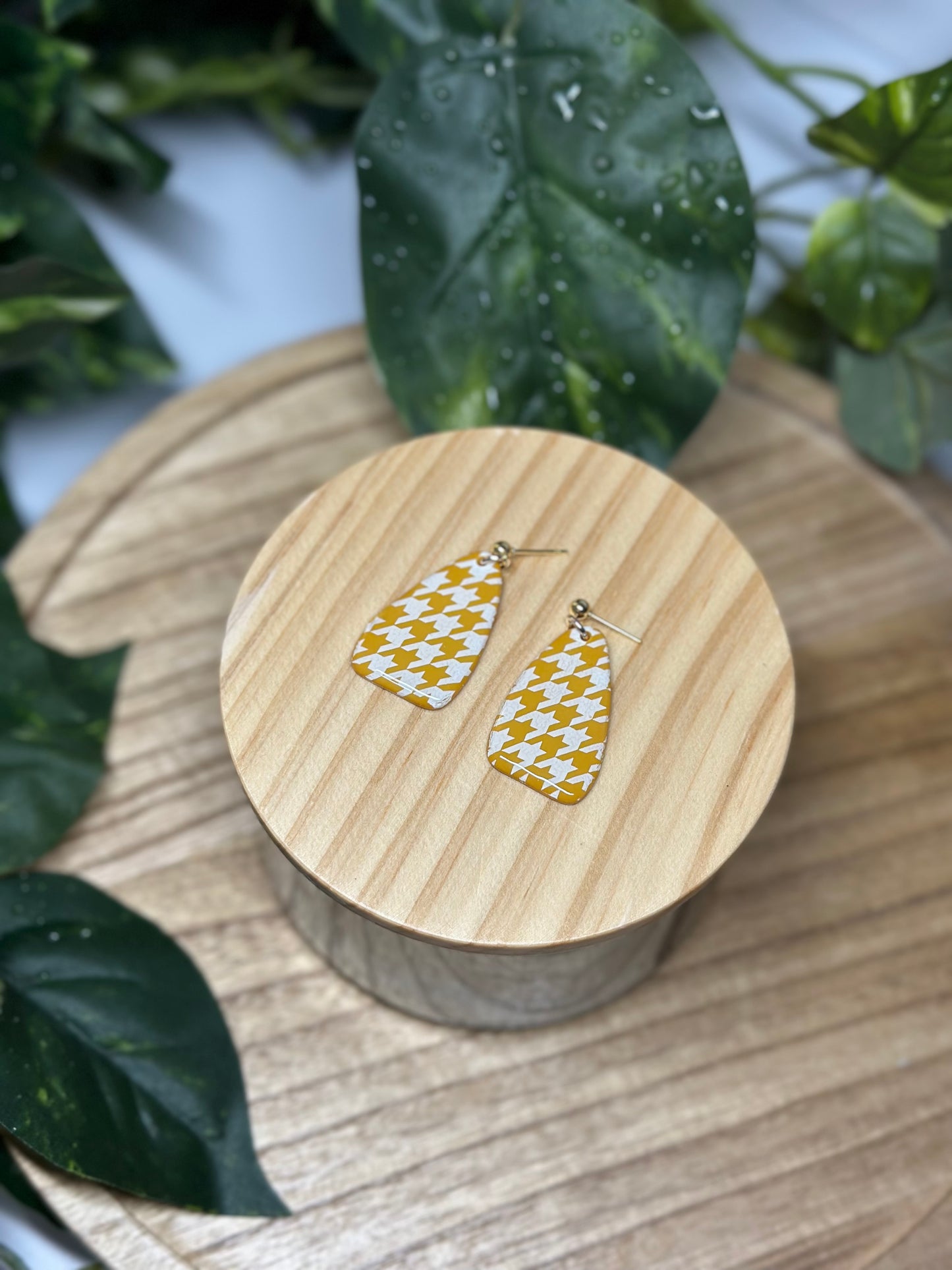 Curvy Triangle Earrings - Mustard & White Houndstooth