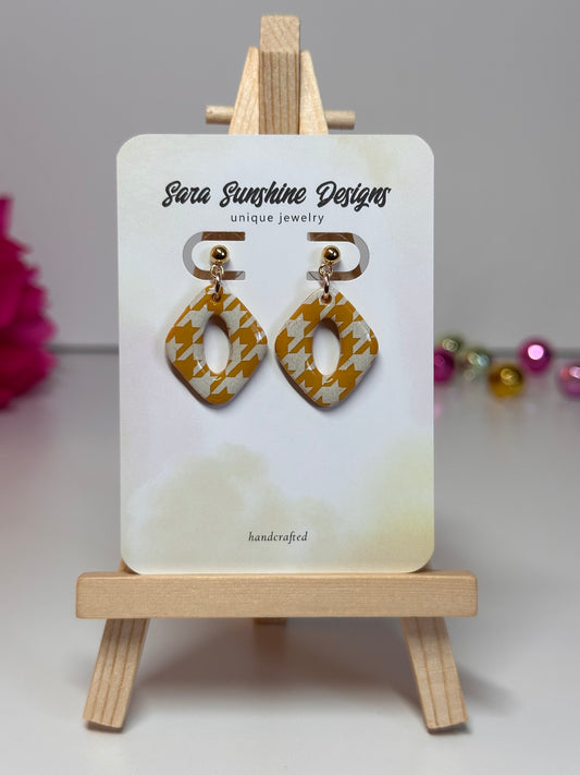 Curvy Small Cutout Rhombus Earrings - Mustard & White Houndstooth